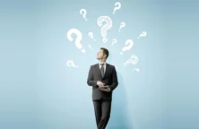 Homme s'interrogeant (© Shutterstock)