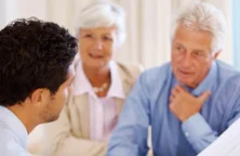 Un Conseiller échange avec un couple de personnes agées