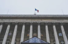Le CAC 40 plie sous le poids des résultats décevants et de la tech américaine