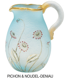 Pichet aux fleurettes signé de la maison «Daum Nancy» en verre givré multicouche