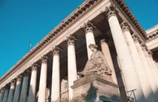 La Bourse de Paris digère une nouvelle salve de résultats d&rsquo;entreprises