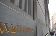 Wall Street corrige après une série de records