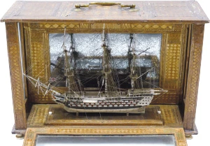 Maquette de ponton, en os à trois mâts dans sa boîte d’origine en paille