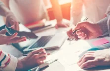 Tendance : travailler dur et épargner plus